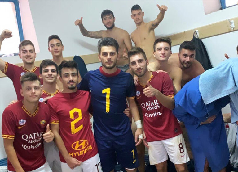 I ragazzi della Soccer Montalto festeggiano la vittoria all'esordio in prima categoria contro l'Angotti di Torano.